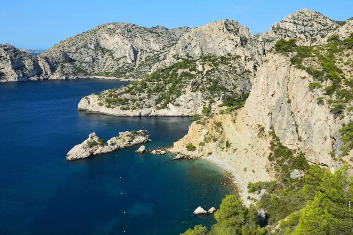 Falésias e mar azul no Parque Nacional das Calanques