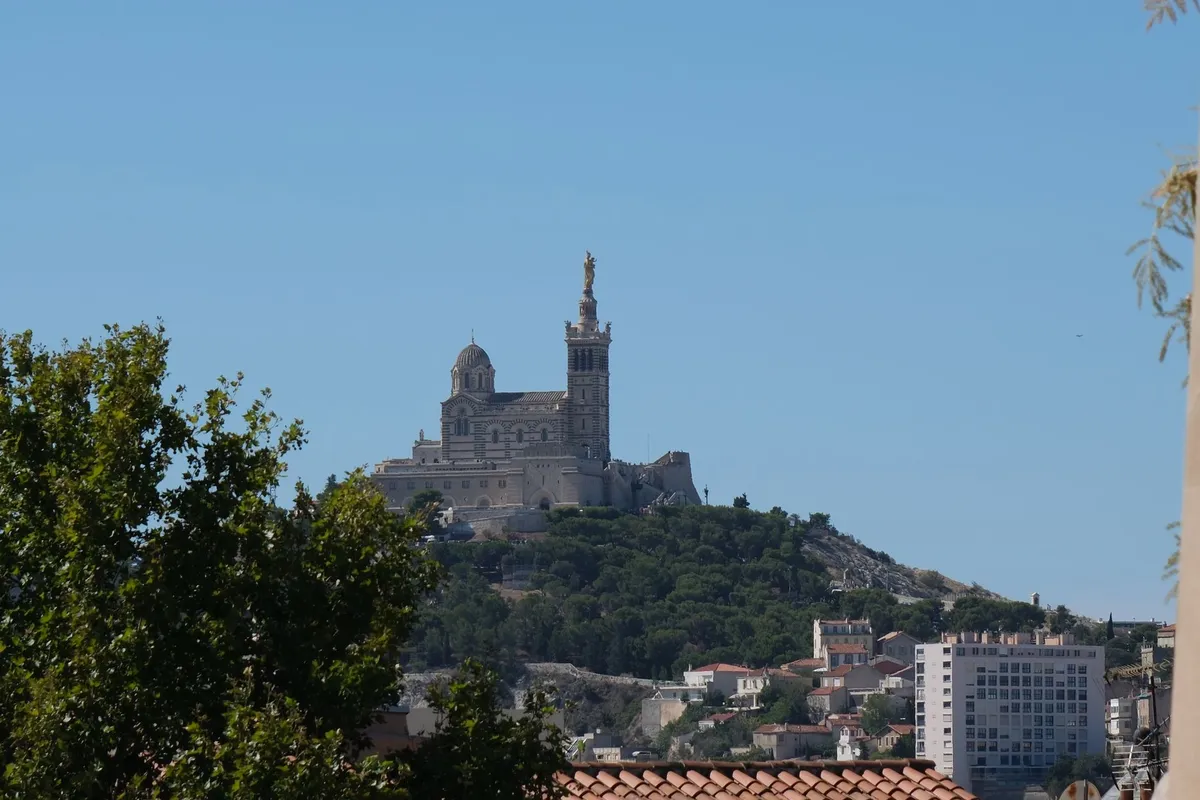 Basilica de Notre-Dame de la Garde vista do alto da colina em Marselha
