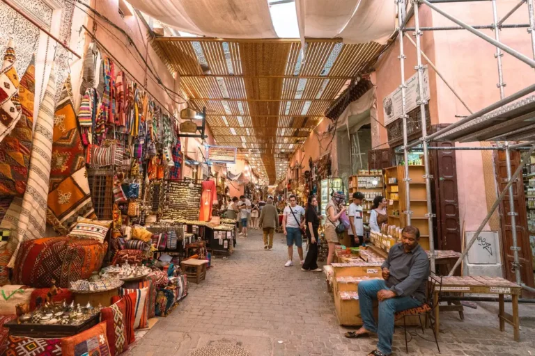 Marrakech sem cair em cilada: medina, souks e riads