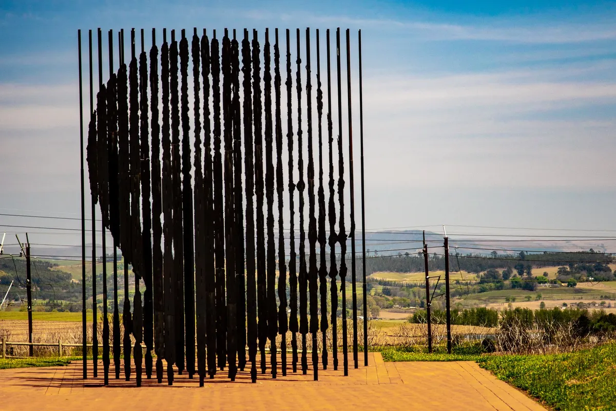 Escultura em homenagem a Nelson Mandela na África do Sul