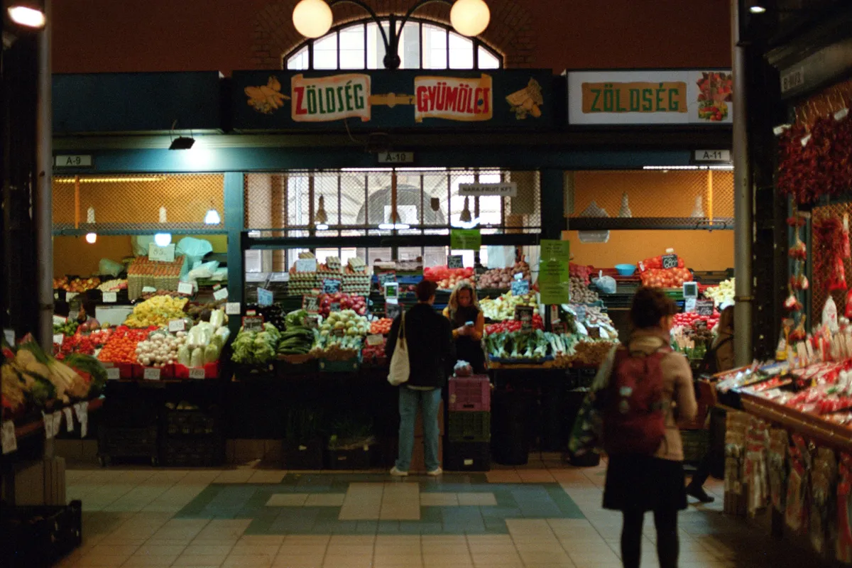 Interior do Mercado Central de Budapeste com bancas de comida