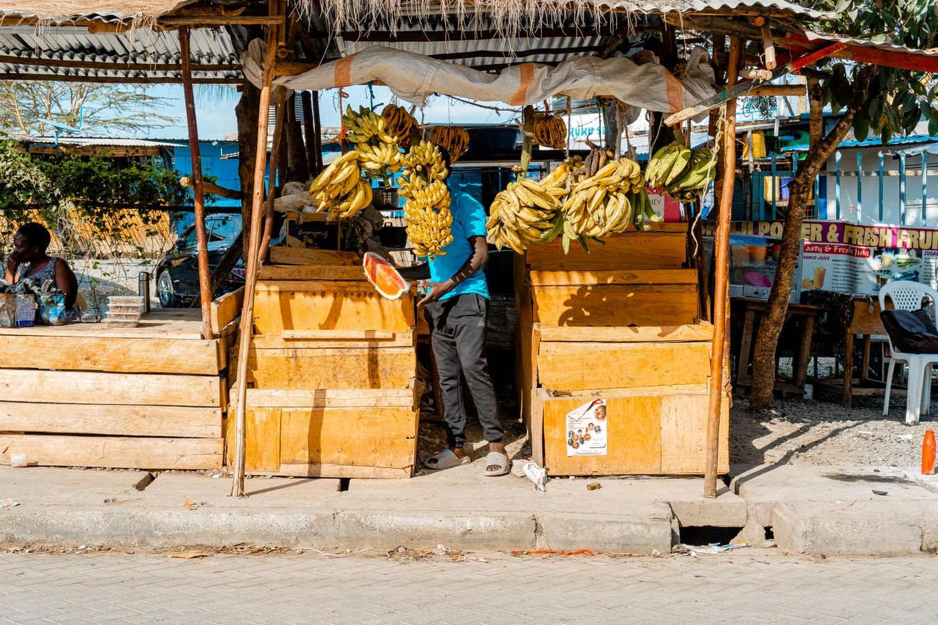Mercado de rua em Nairobi com barracas e vendedores locais