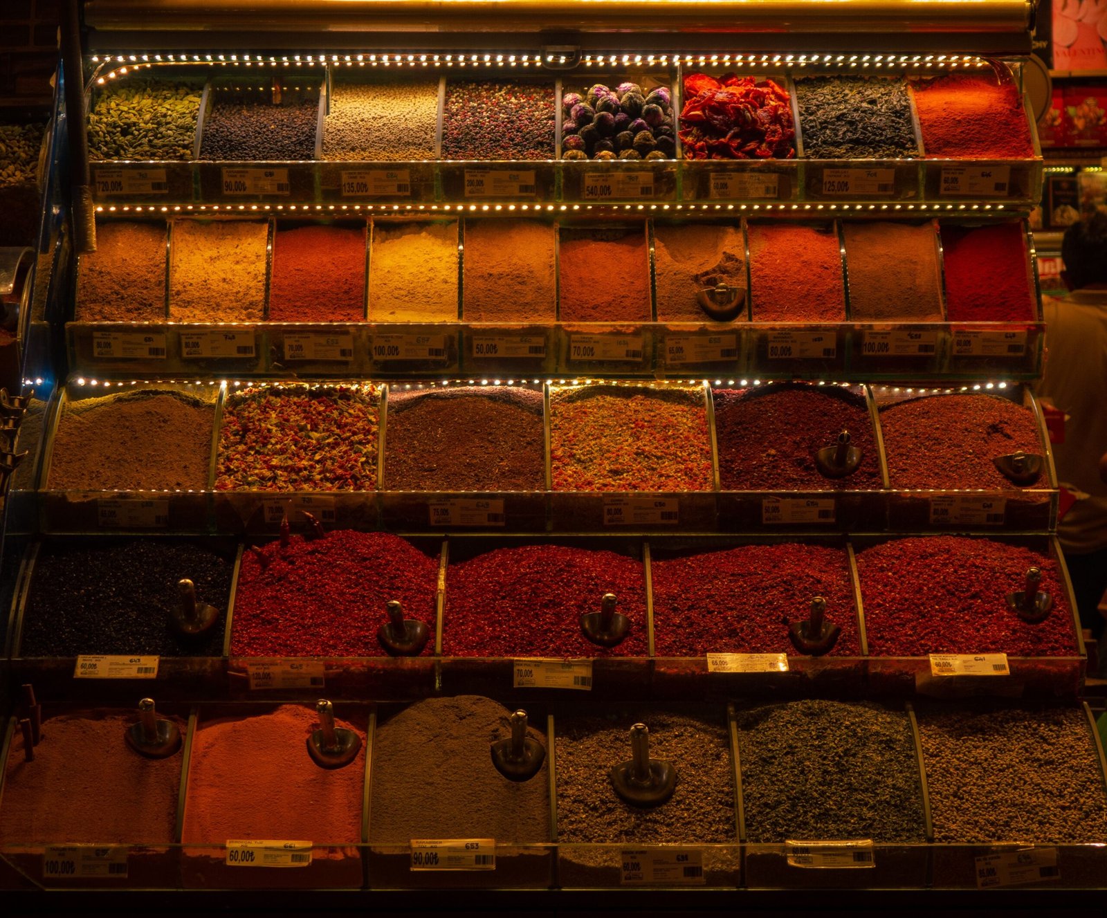 Especiarias coloridas expostas no Mercado Egípcio de Istambul