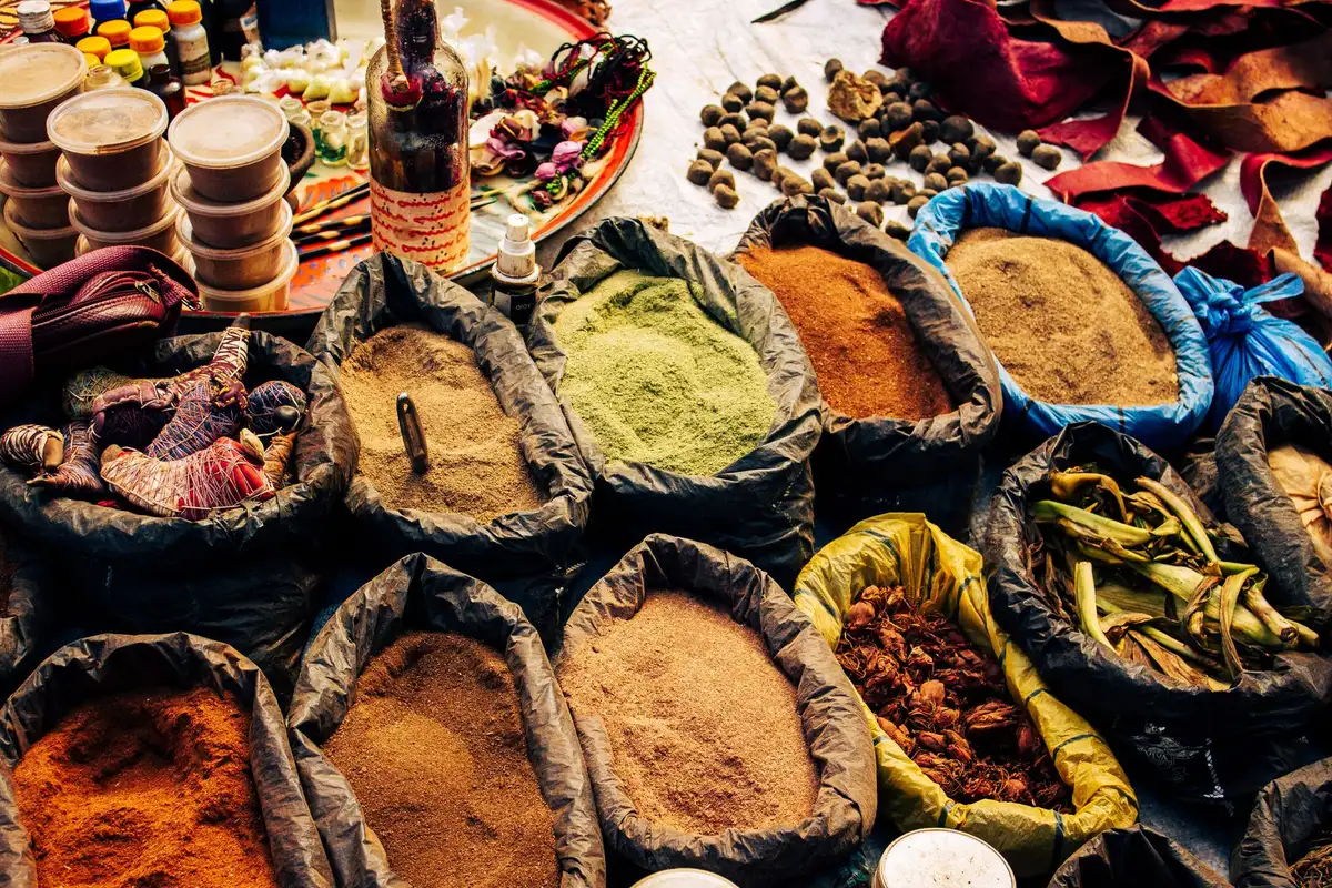 Especiarias coloridas expostas em mercado africano