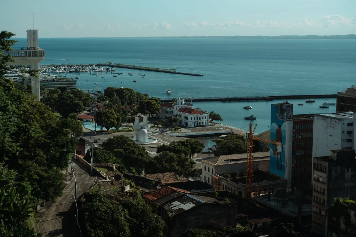 Vista do Elevador Lacerda e do mar em Salvador perto do Mercado Modelo