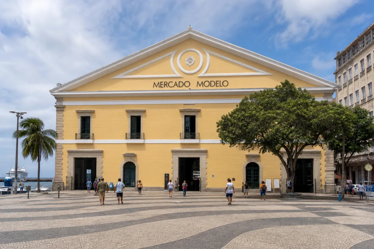 Fachada amarela do Mercado Modelo na Praça Visconde de Cayru em Salvador