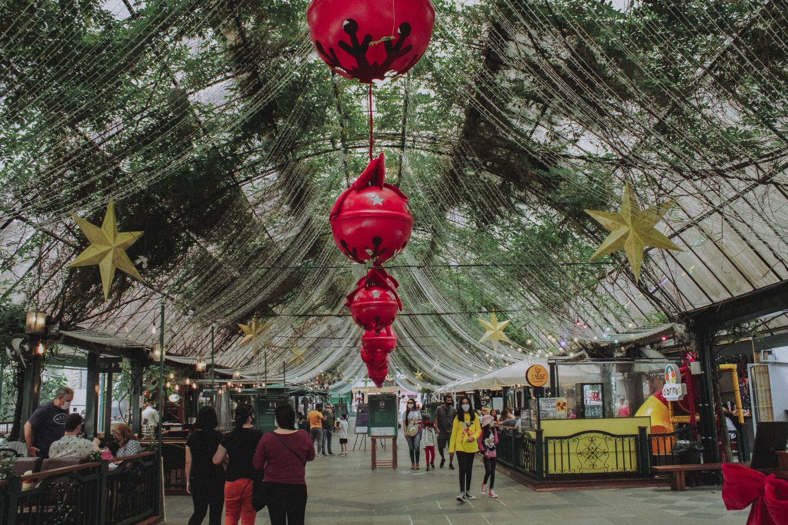 Mercado natalino da Vila de Natal em Gramado com luzes e decoração de Natal
