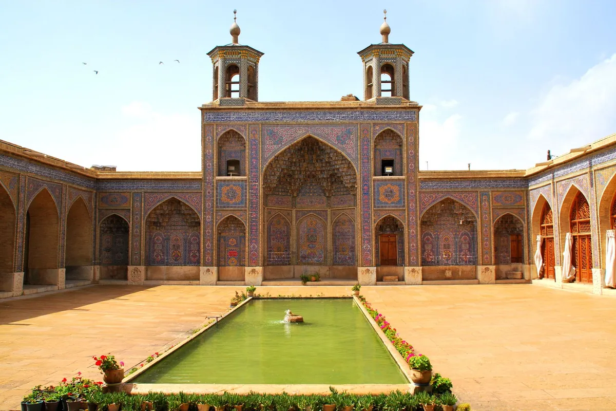 Interior da Mesquita Nasir al-Mulk (Mesquita Rosa) em Shiraz, Irã, com vitrais coloridos