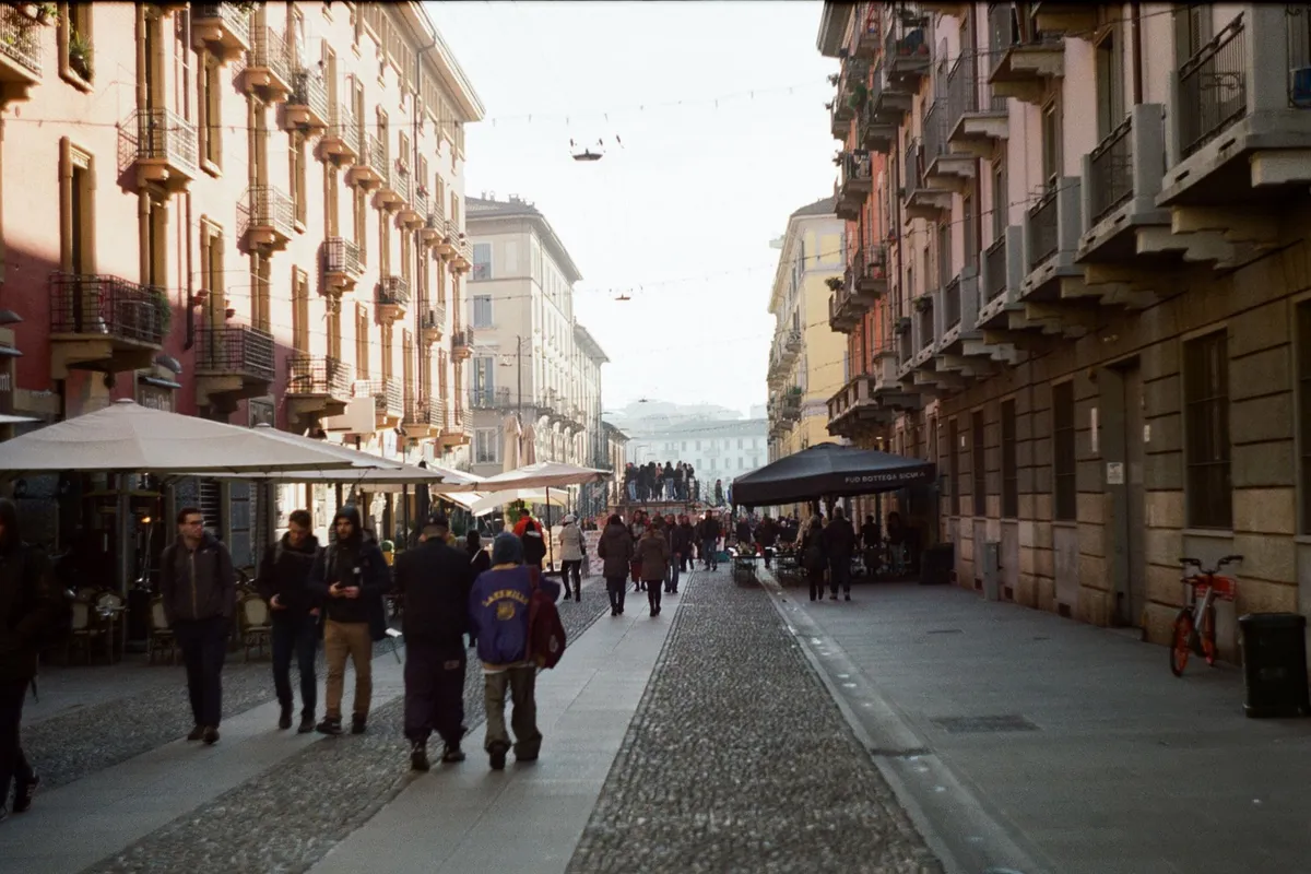 Rua movimentada do bairro de Brera em Milão