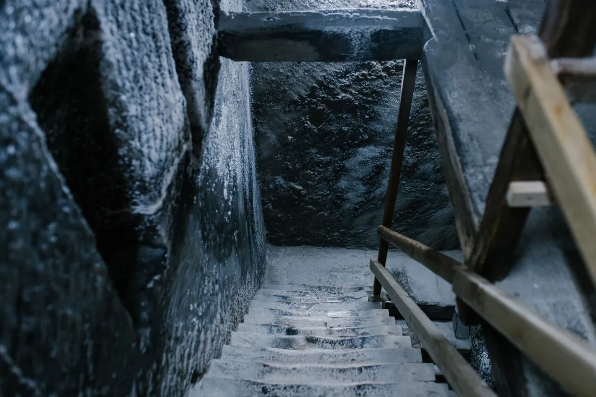 Escadaria de pedra esculpida em sal nas Minas de Wieliczka, perto de Cracóvia
