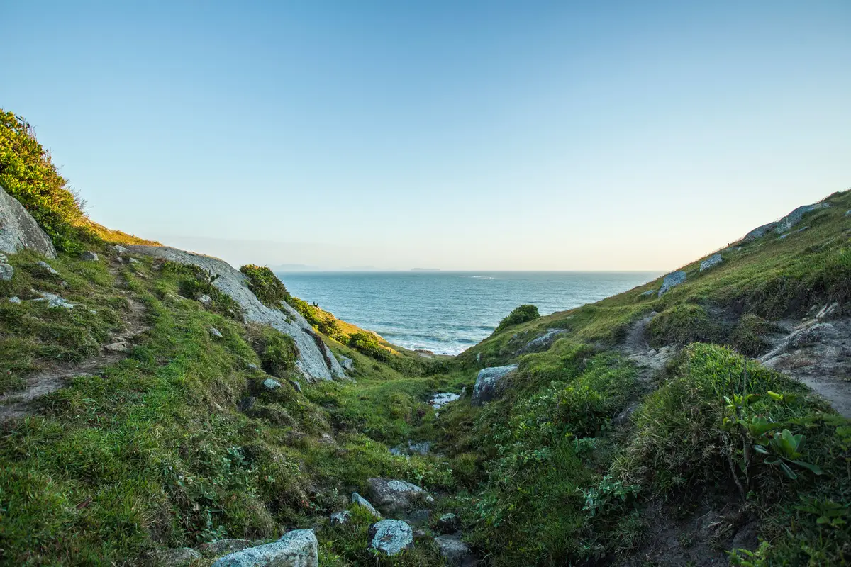 Trilha em mirante natural com vista para o mar