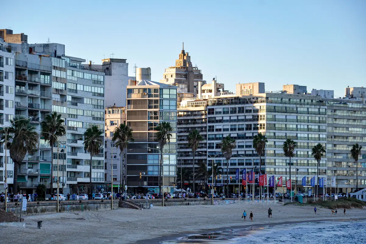 Praia urbana e edifícios de Montevidéu
