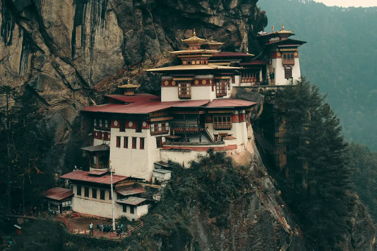 Mosteiro Taktsang, o Ninho do Tigre, encravado no penhasco em Paro, Butão