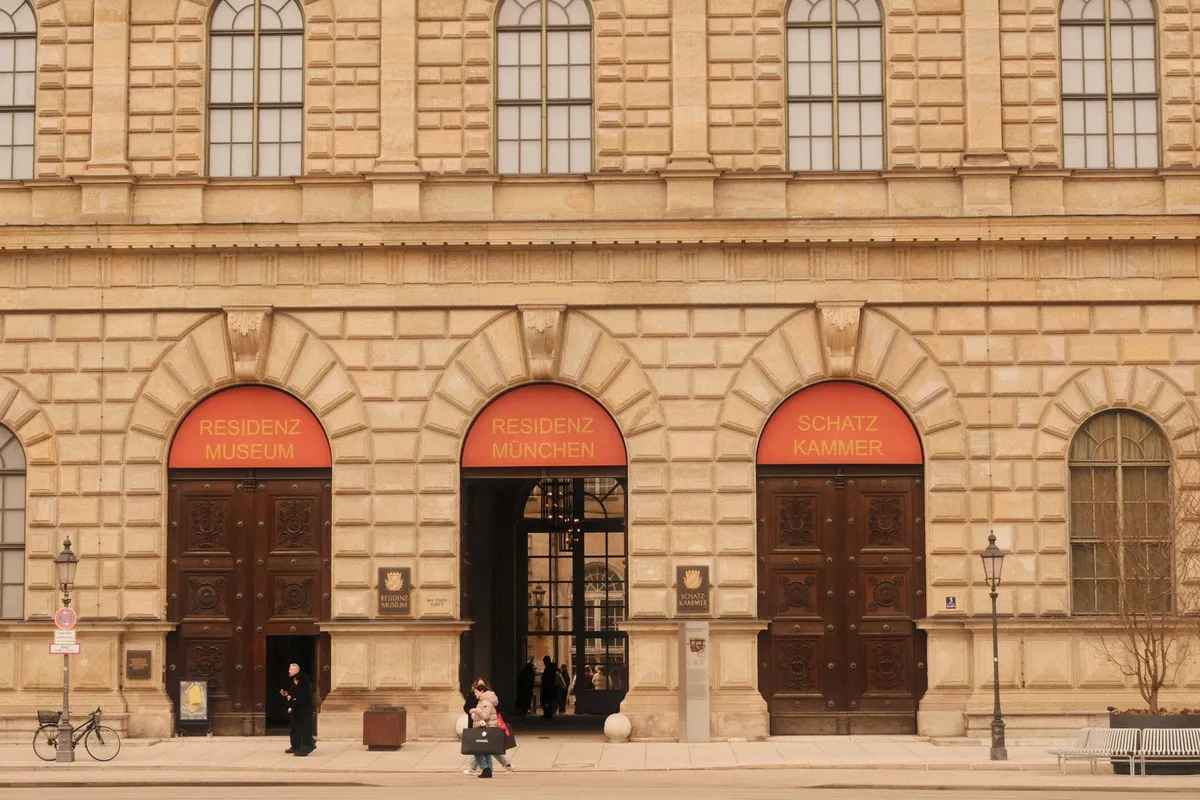 Entrada historica da Residenz em Munique