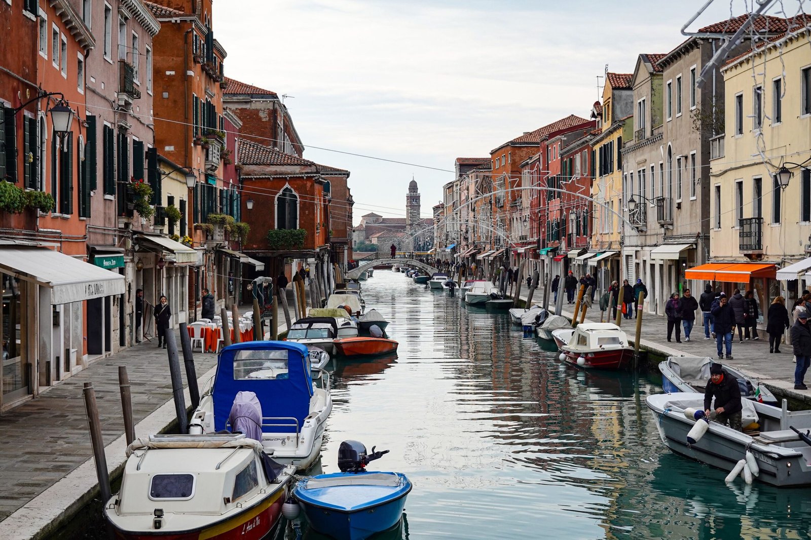 Canal colorido na ilha de Murano, perto de Veneza