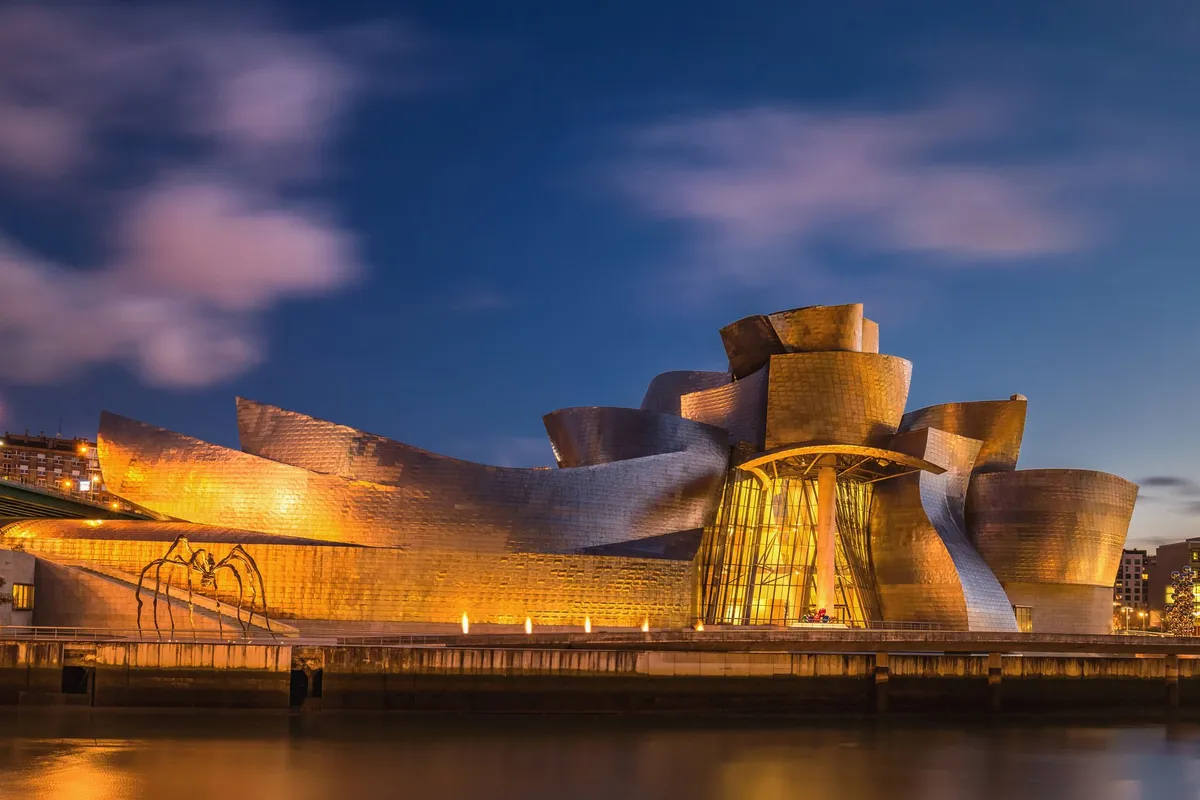 Fachada curva de titânio do Museu Guggenheim em Bilbao