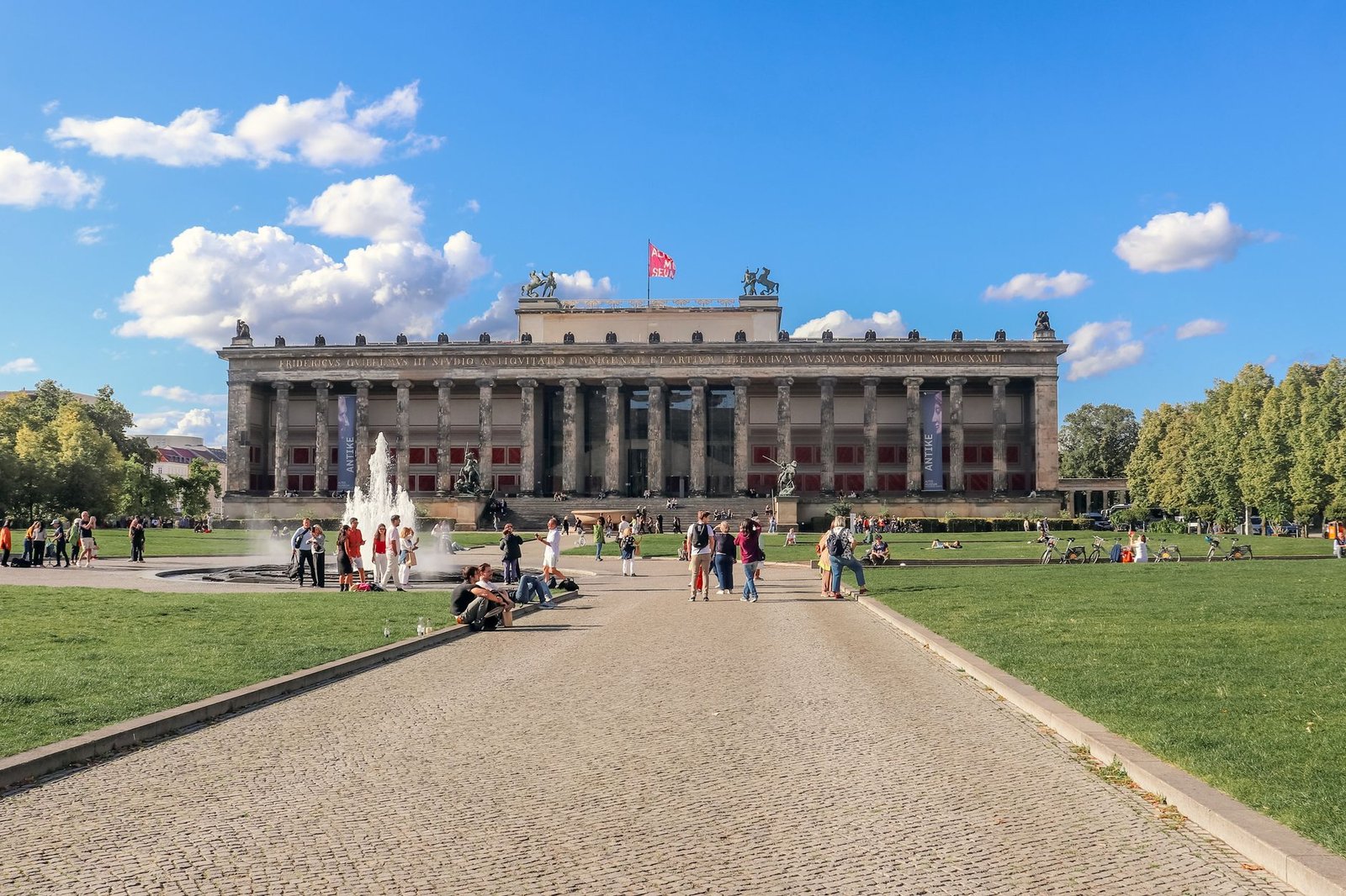 Fachada neoclassica de museu na Ilha dos Museus em Berlim