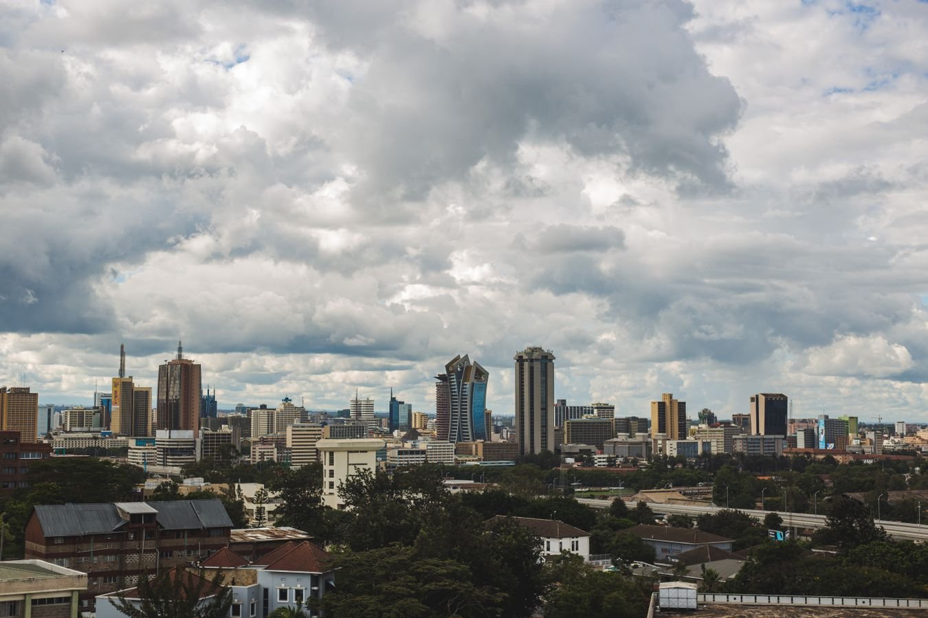 Skyline de Nairobi ao entardecer com nuvens dramáticas sobre os arranha-céus