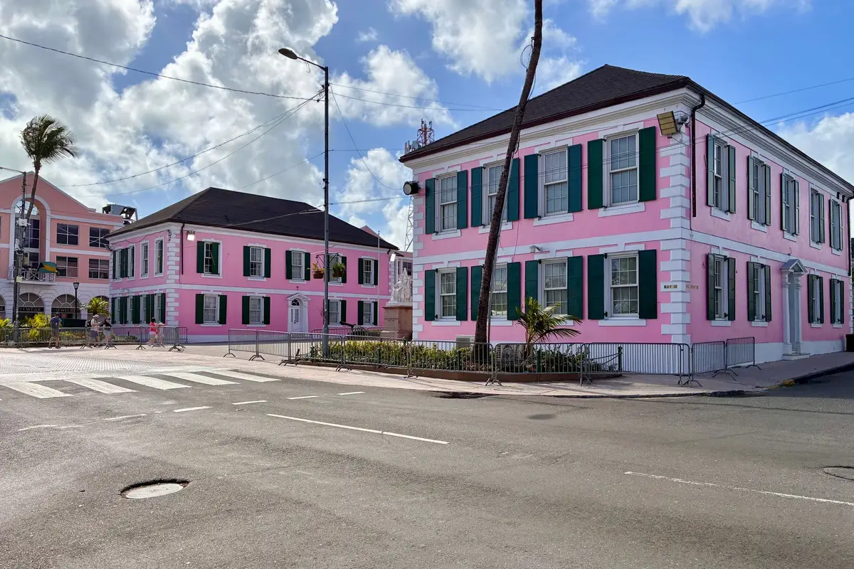 Prédios coloridos no centro de Nassau