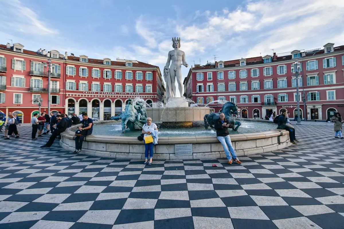 Fonte e predios da Place Massena em Nice durante o dia