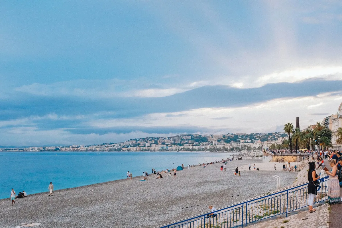 Vista da orla de Nice com a Promenade des Anglais e o mar azul