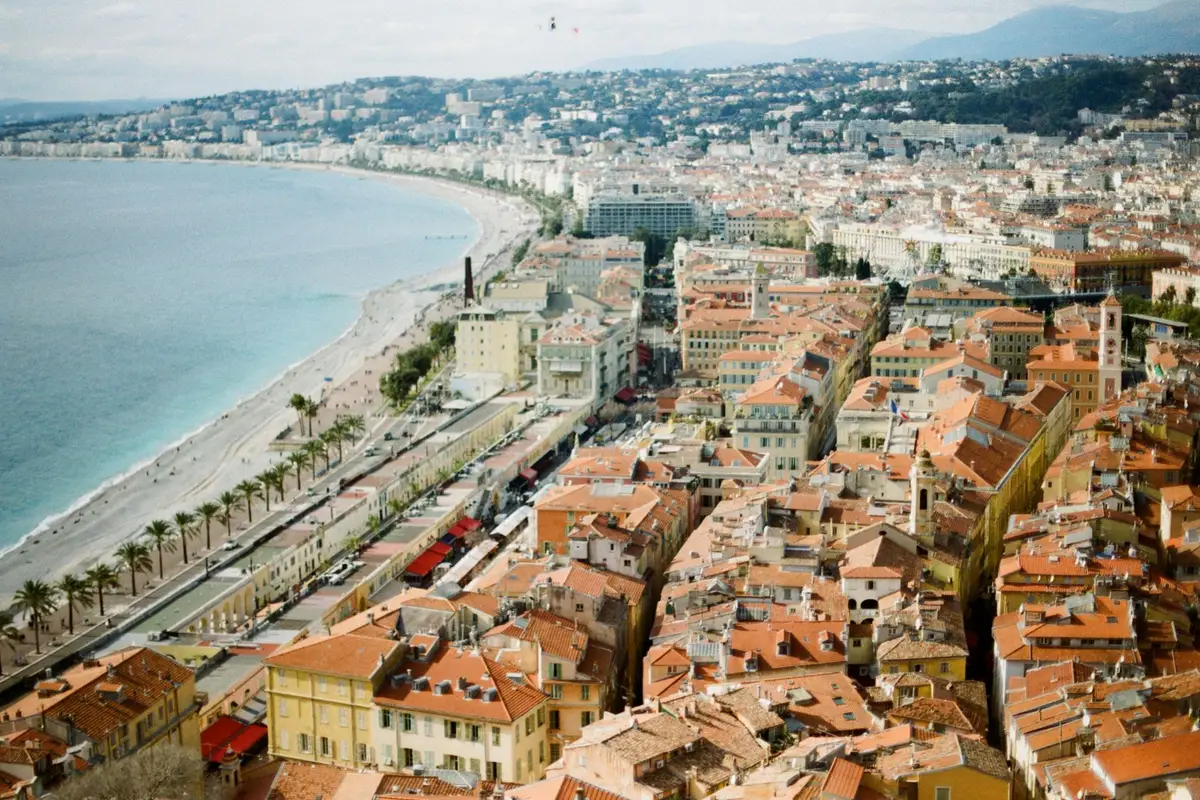 Vista panoramica de Nice com o mar e a cidade vistos do alto
