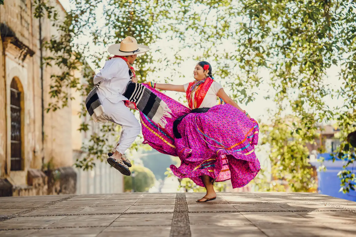 Dança tradicional nas ruas de Oaxaca