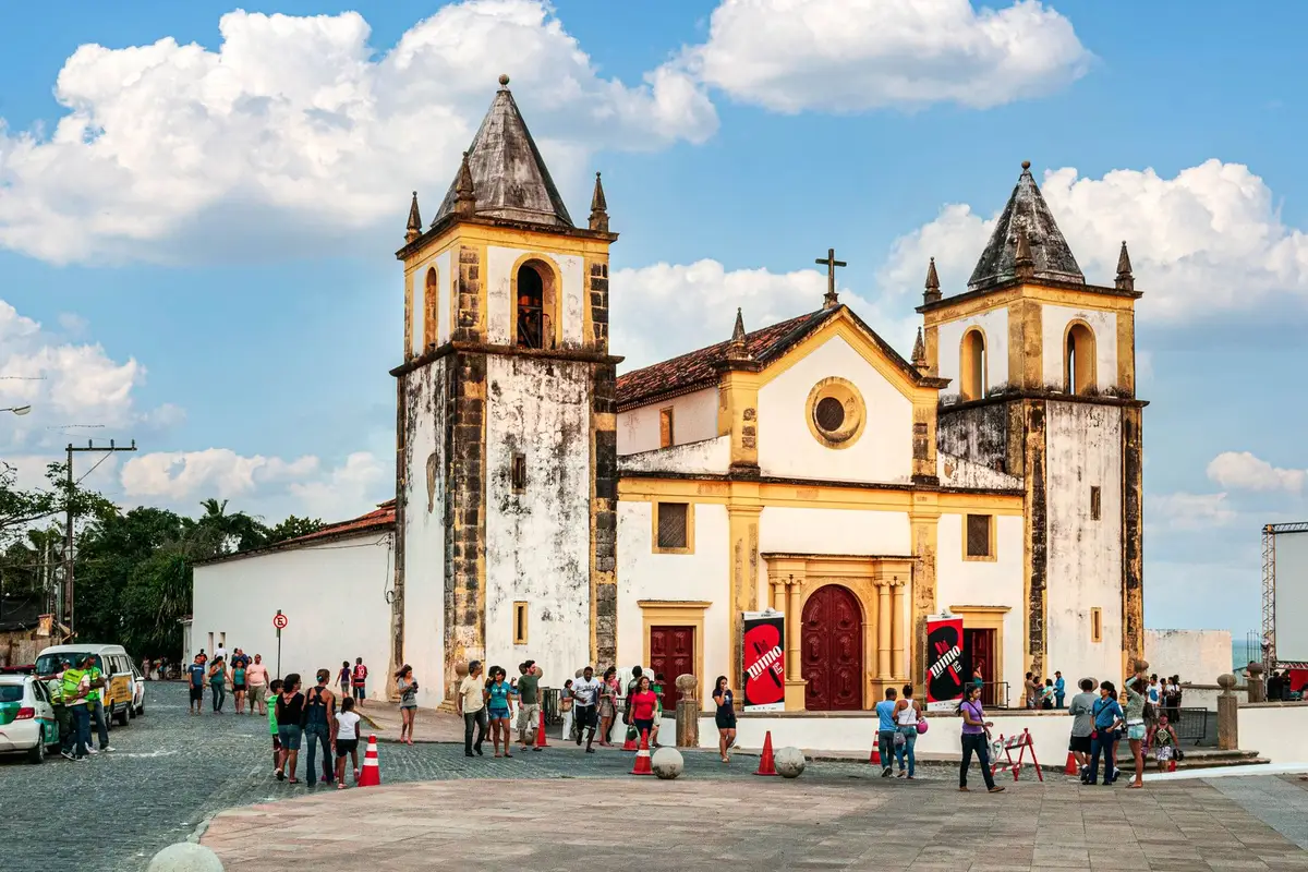 Praça com igreja e visitantes no centro histórico de Olinda