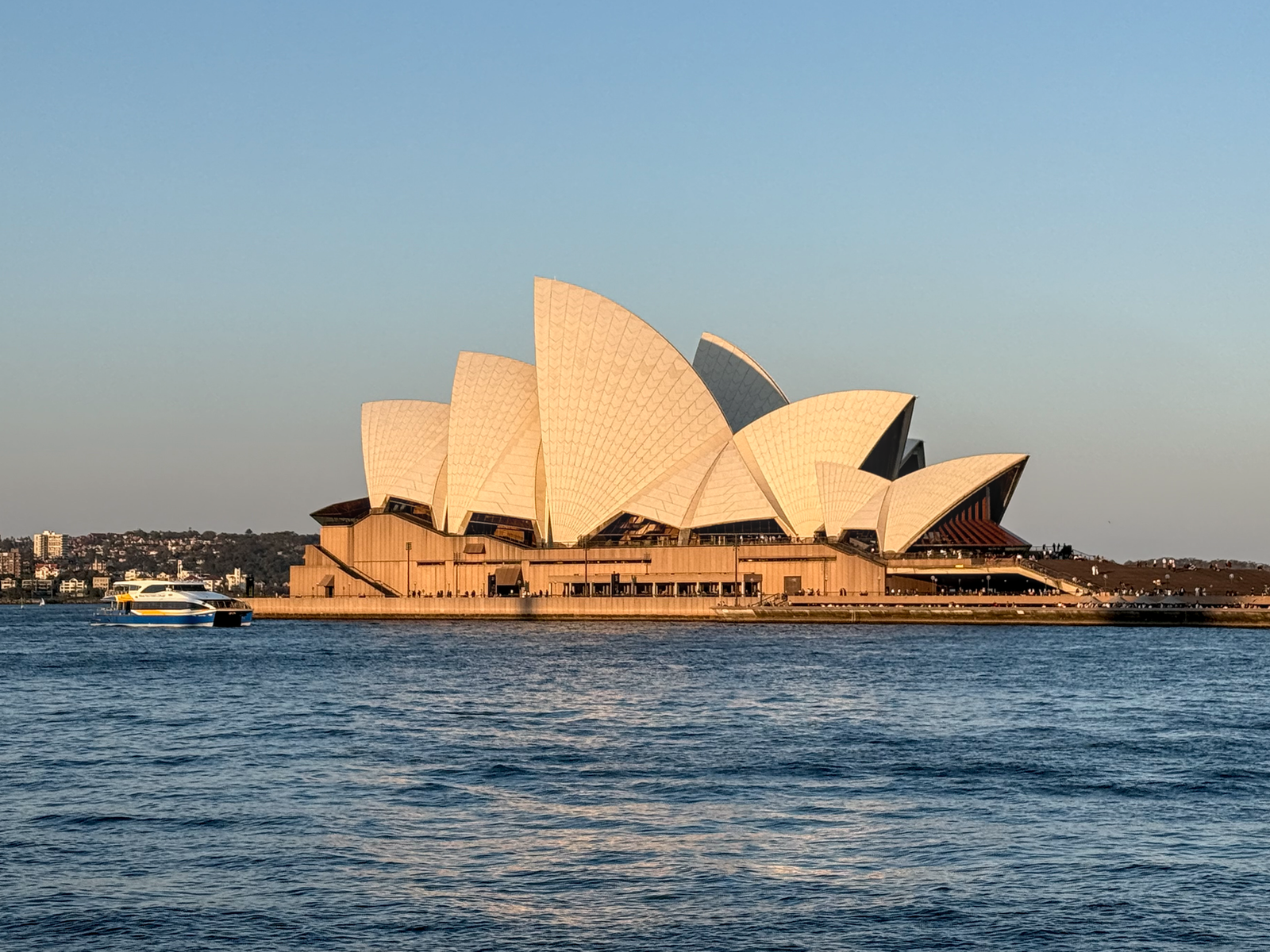 Ópera de Sydney ao entardecer vista do porto