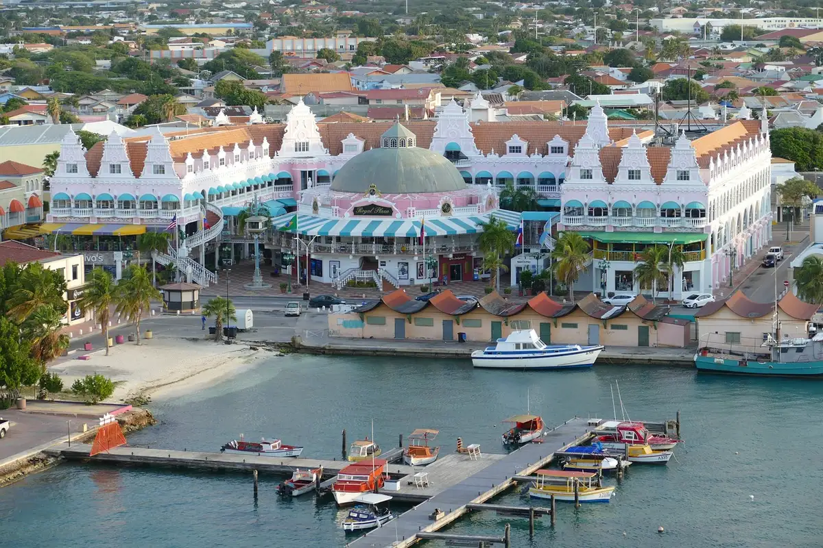 Rua do centro histórico de Oranjestad com trilhos do bondinho e palmeiras