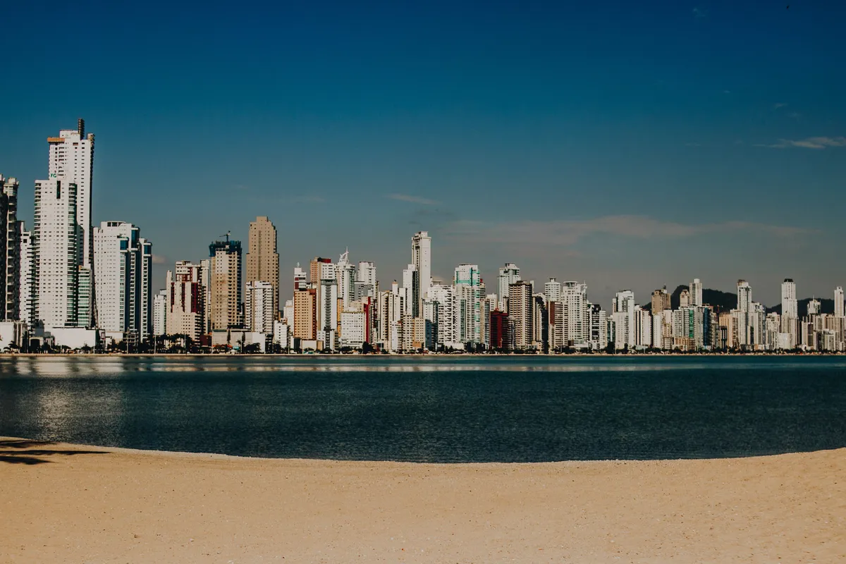 Orla com arranha-céus vistos do mar em Balneário Camboriú