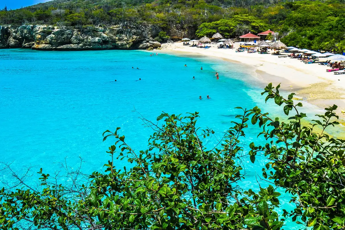 Orla e mar de Curaçao perto de Willemstad