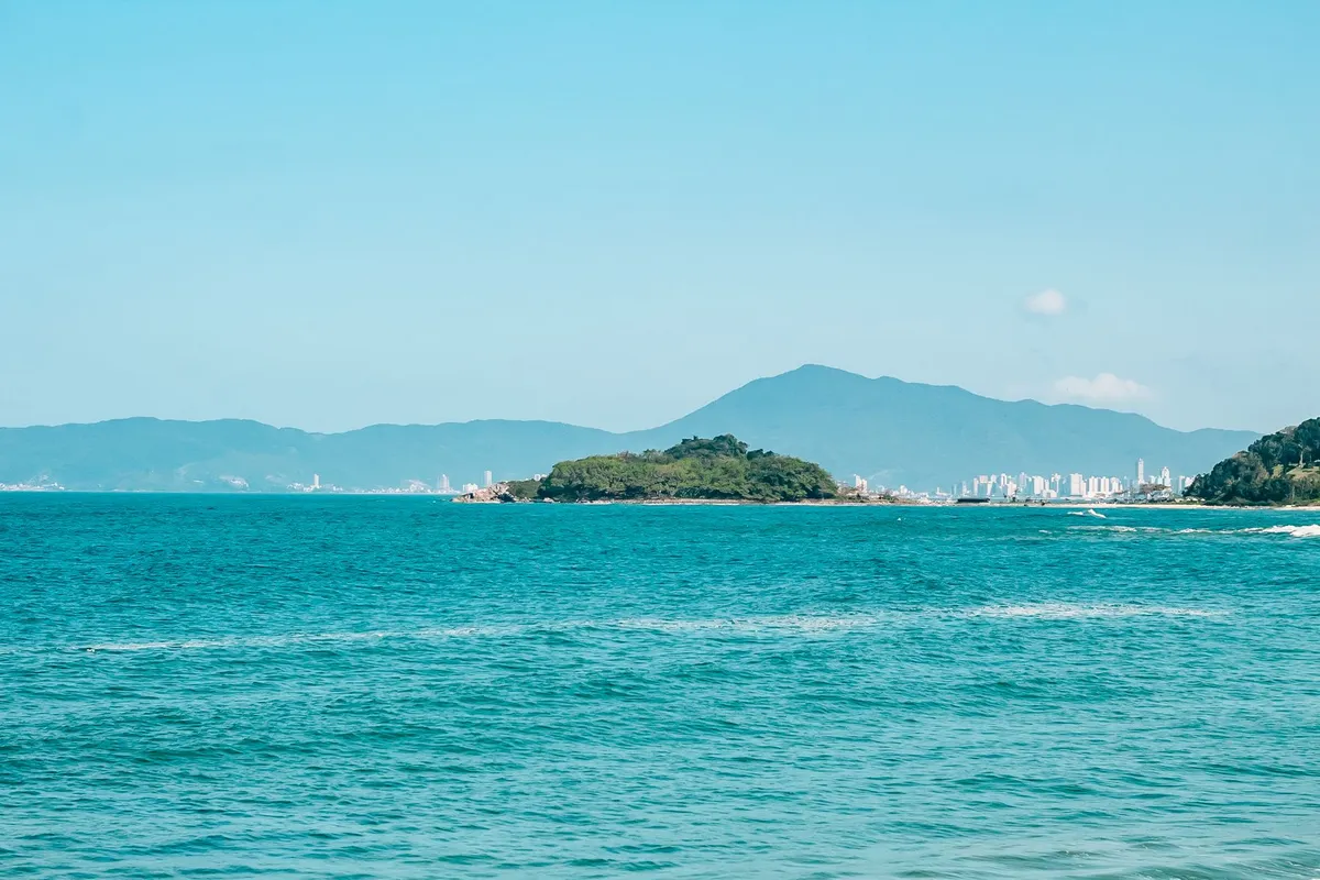 Vista da orla e ilhas de Balneário Camboriú ao entardecer