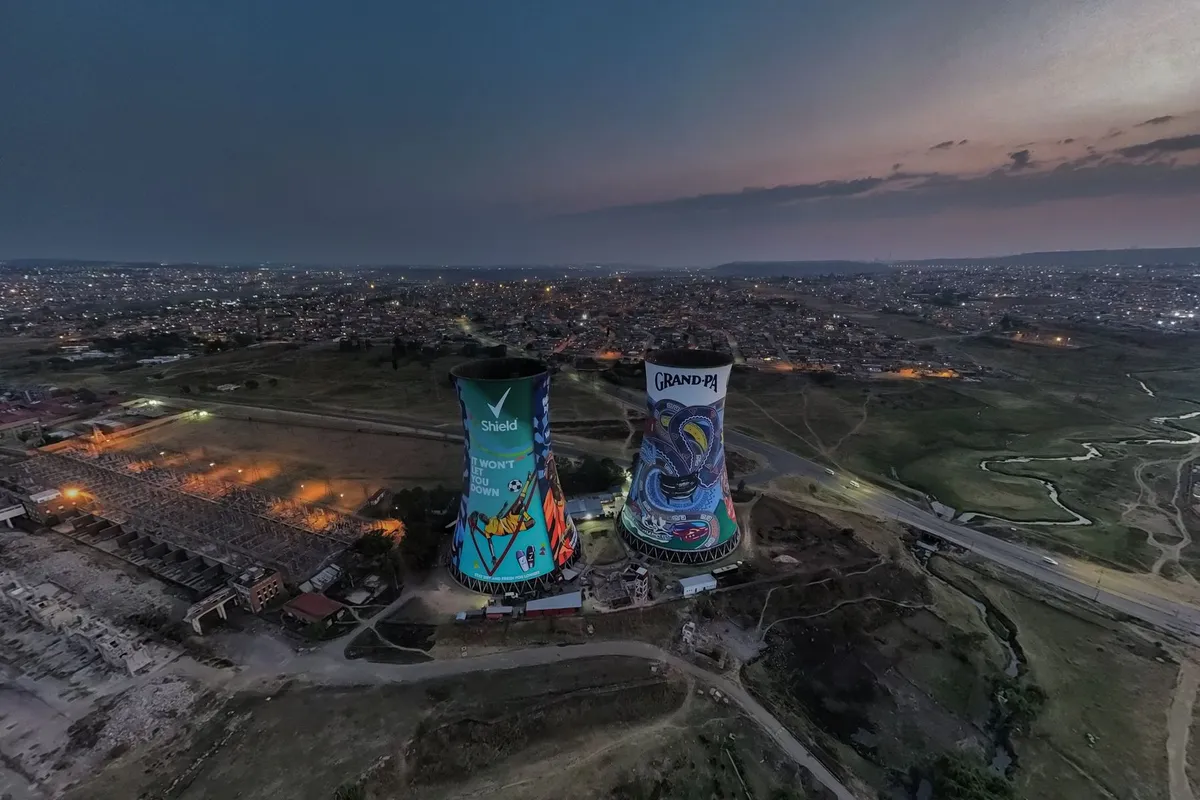 Torres de resfriamento pintadas com grafite em Orlando, Soweto, Joanesburgo