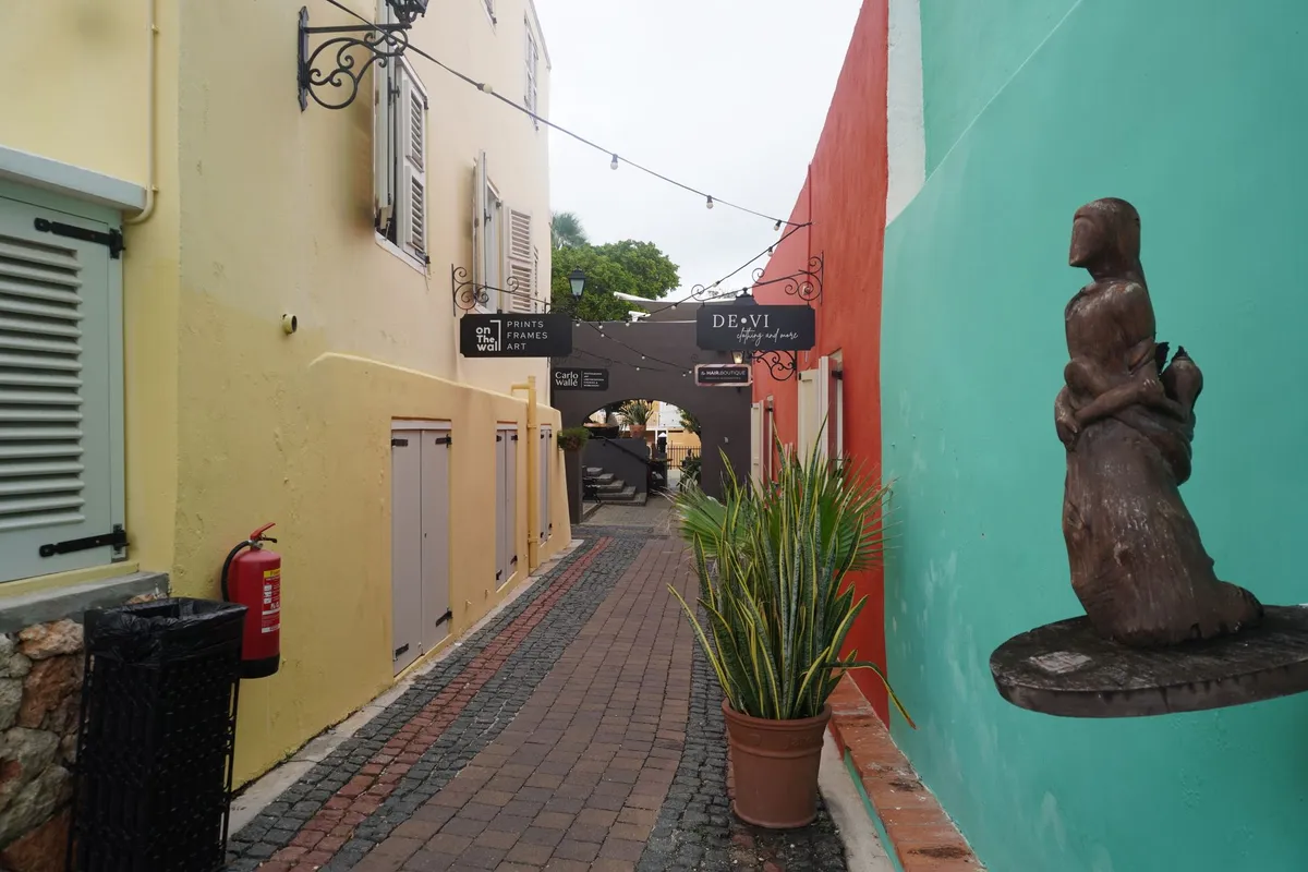 Rua colorida com arte urbana em Otrobanda, Willemstad