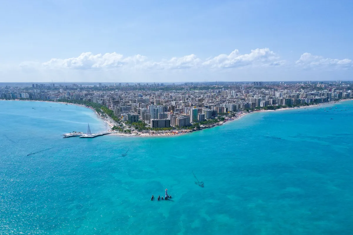 Mar azul na costa de Maceió