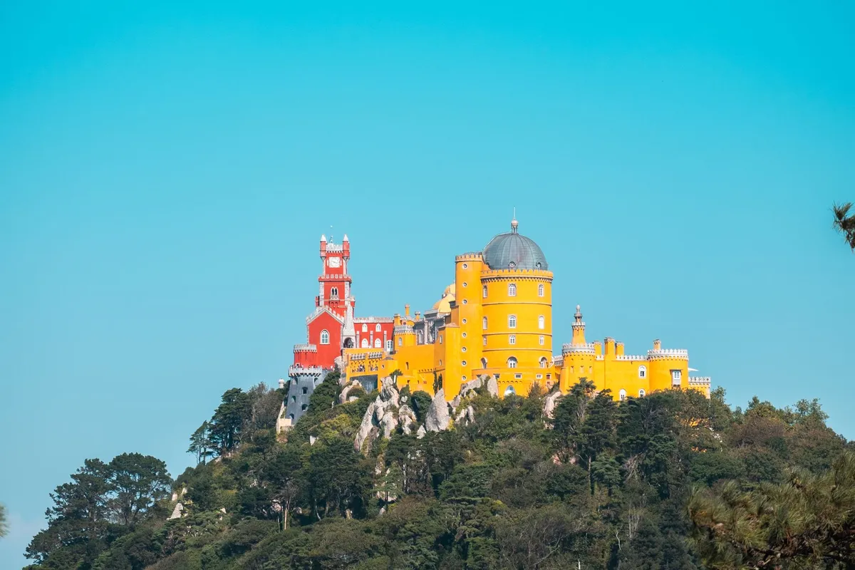 Palácio da Pena em Sintra sob céu azul