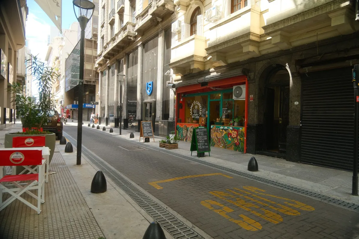 Rua com café ao ar livre em Palermo, Buenos Aires
