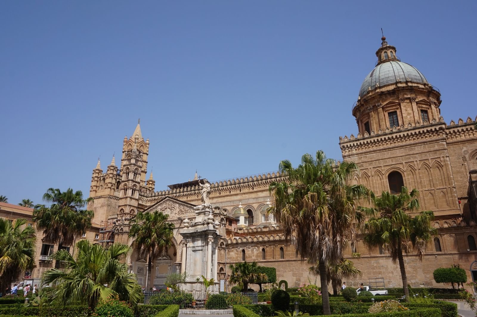 Catedral de Palermo com cúpula, torres e jardins