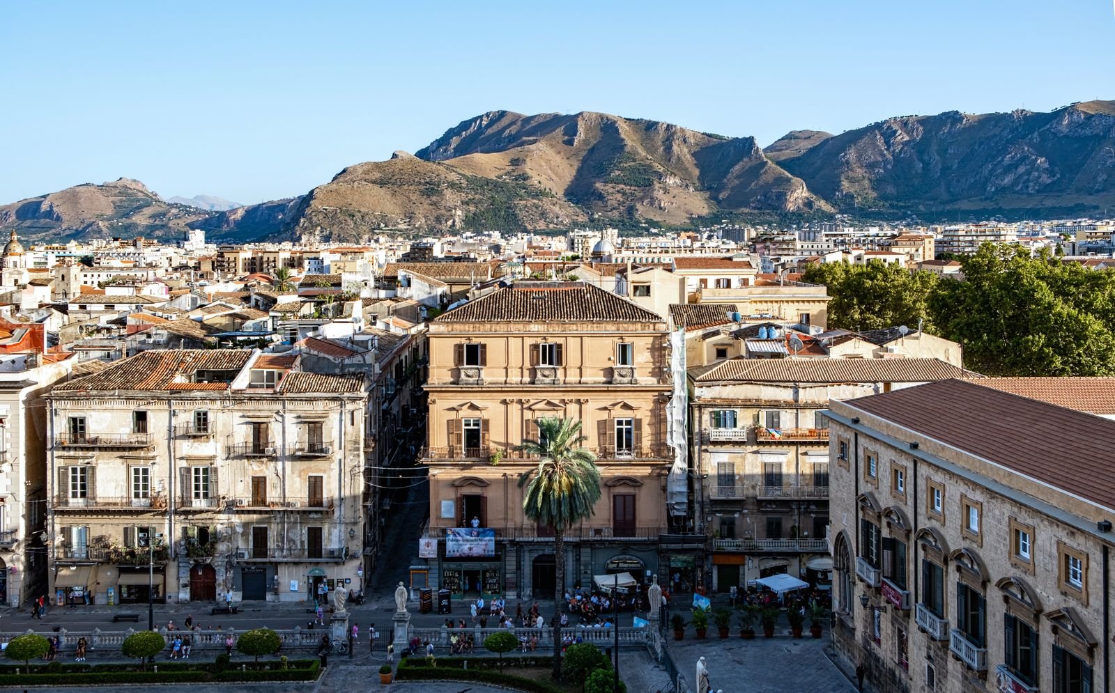 Panorama de Palermo com edifícios históricos e o Monte Pellegrino ao fundo