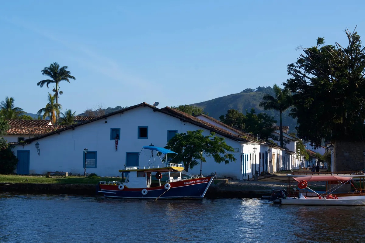 Barcos de passeio atracados na baía de Paraty
