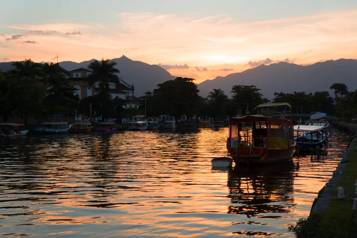 Barcos na baía de Paraty ao pôr do sol