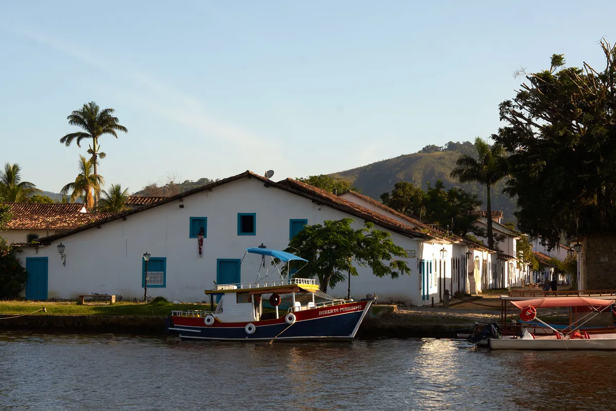 Barco diante de casarão colonial em Paraty