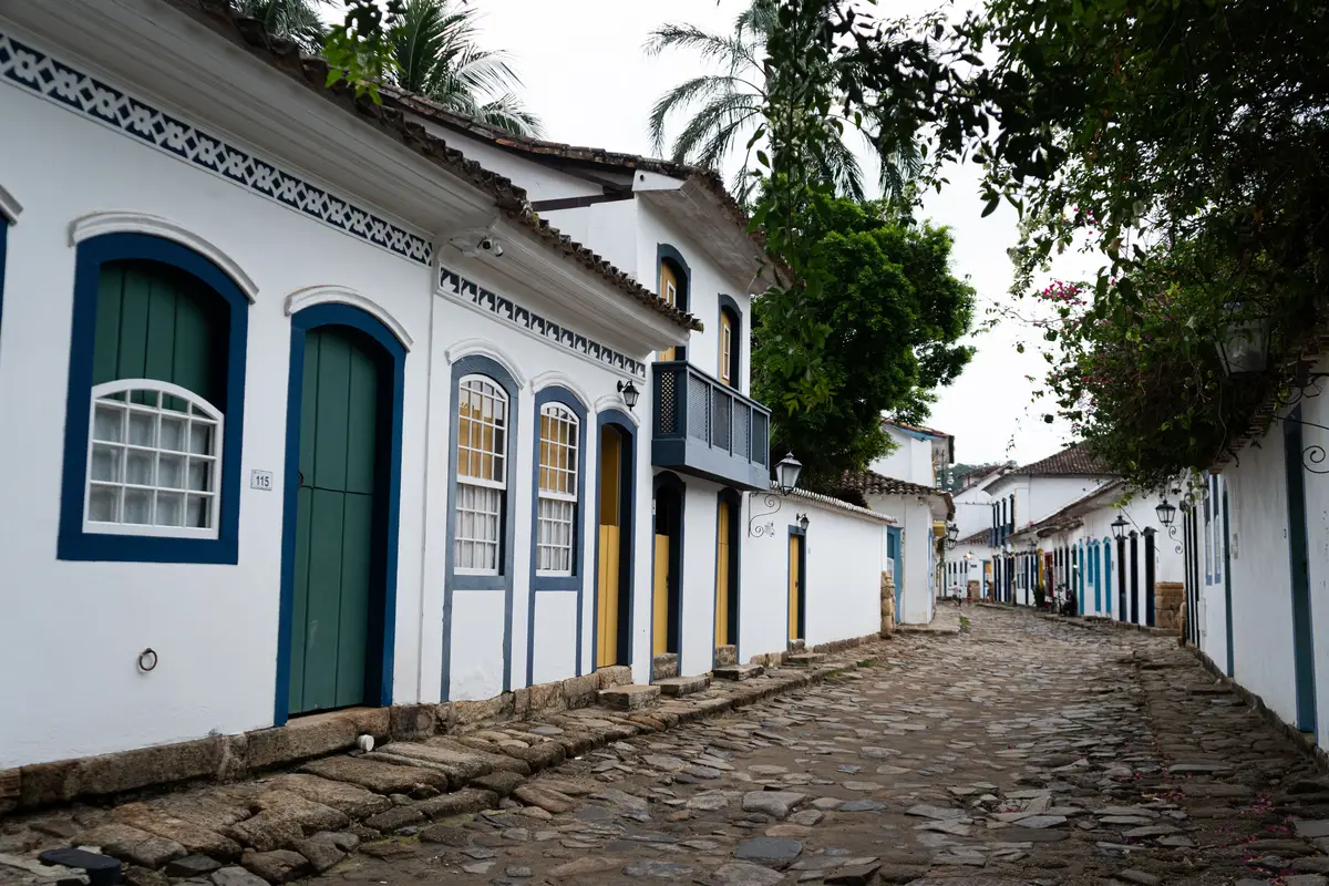 Rua colonial de pedras no centro histórico de Paraty