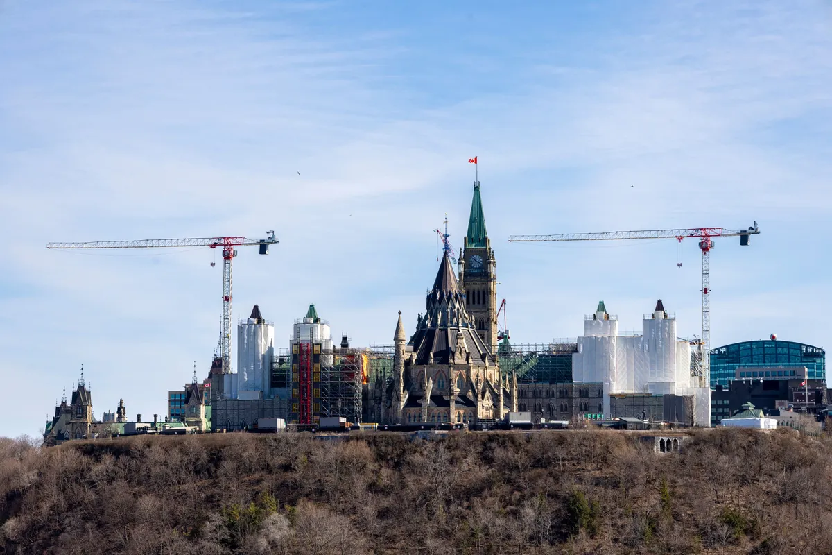 Torre da Paz e prédio central do Parlamento canadense em Ottawa