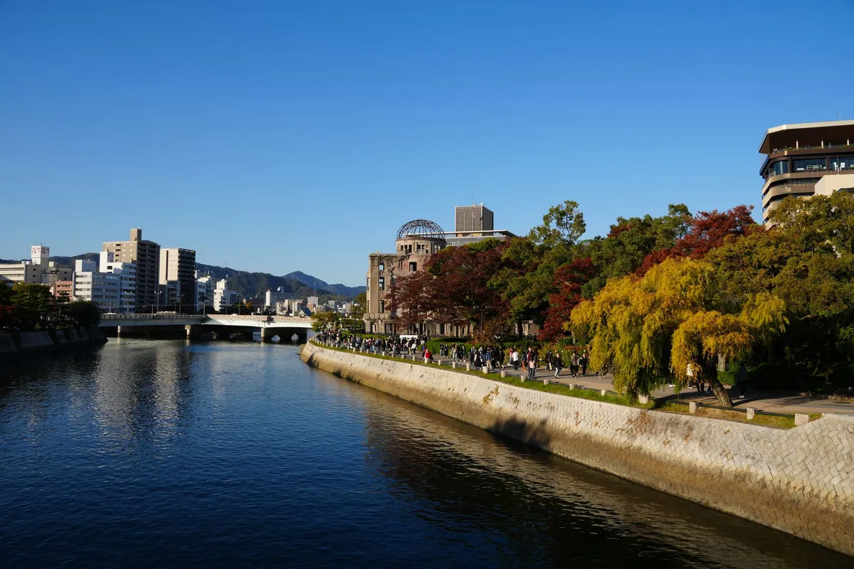 Parque Memorial da Paz de Hiroshima durante o outono com folhas coloridas