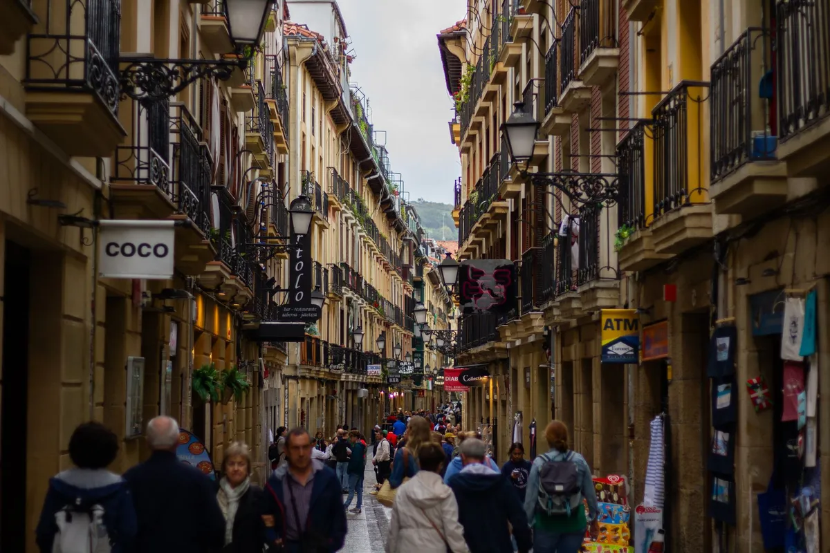 Rua movimentada no centro histórico de San Sebastián
