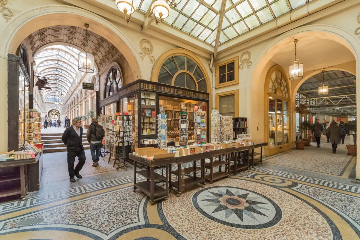 Pessoas em passagem coberta de Paris