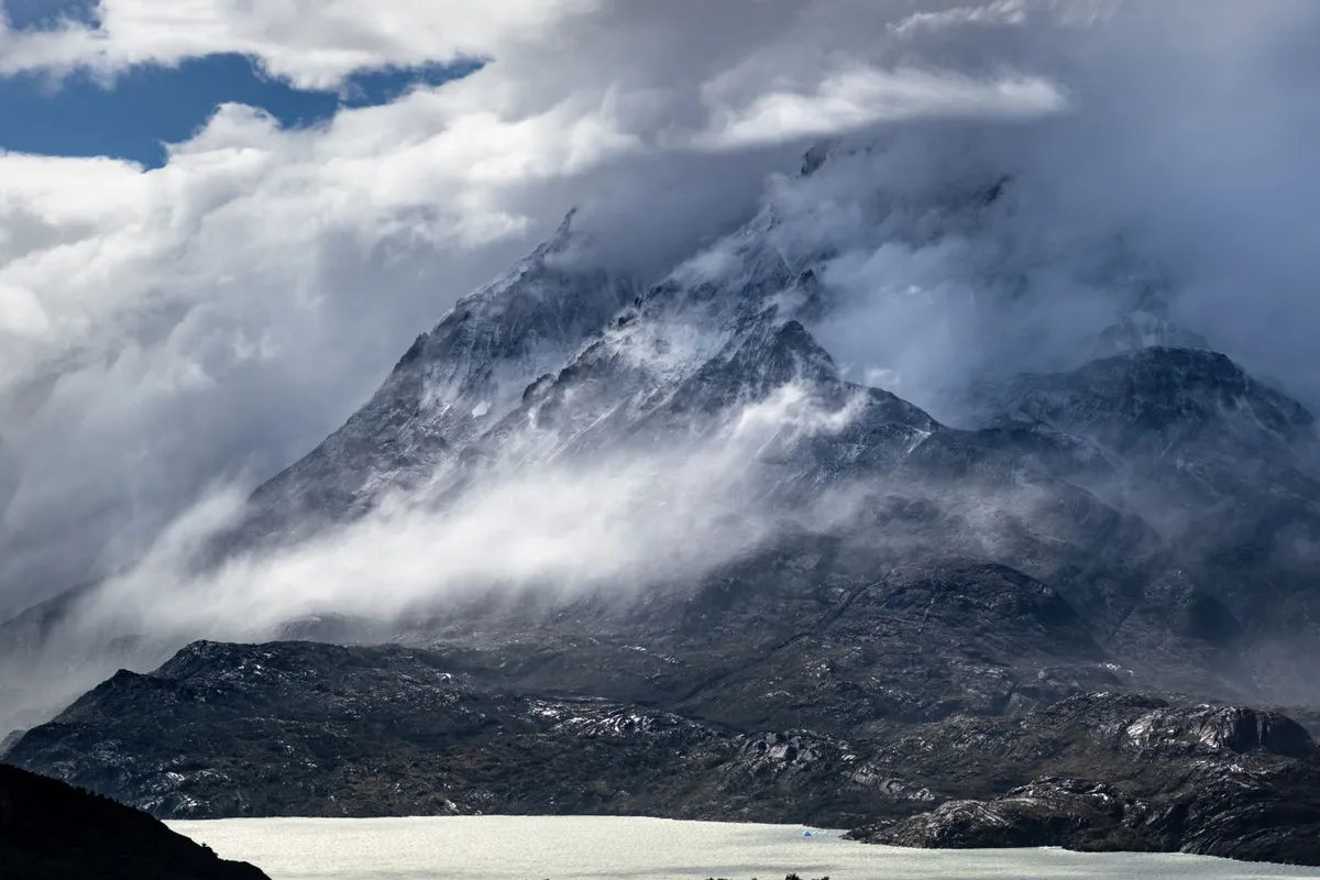 Montanhas da Patagônia com neblina e vento forte