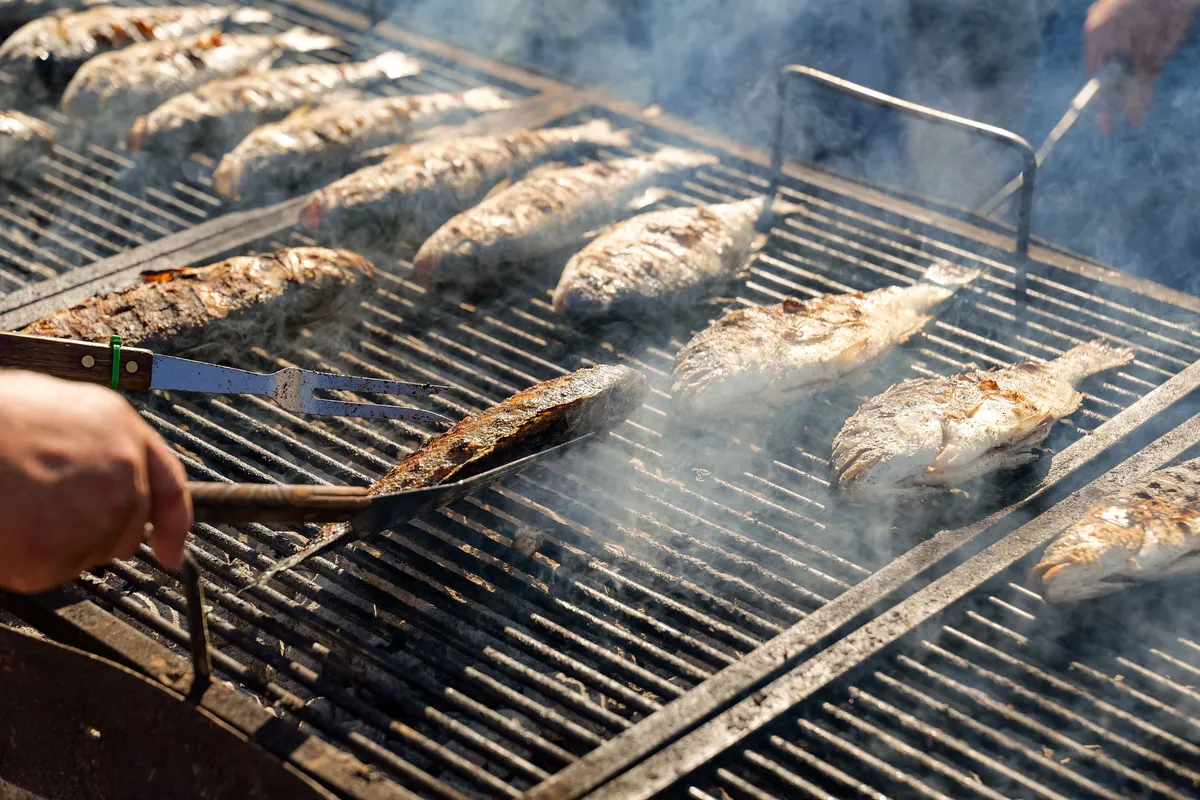 Peixe grelhado servido em prato típico da culinária croata